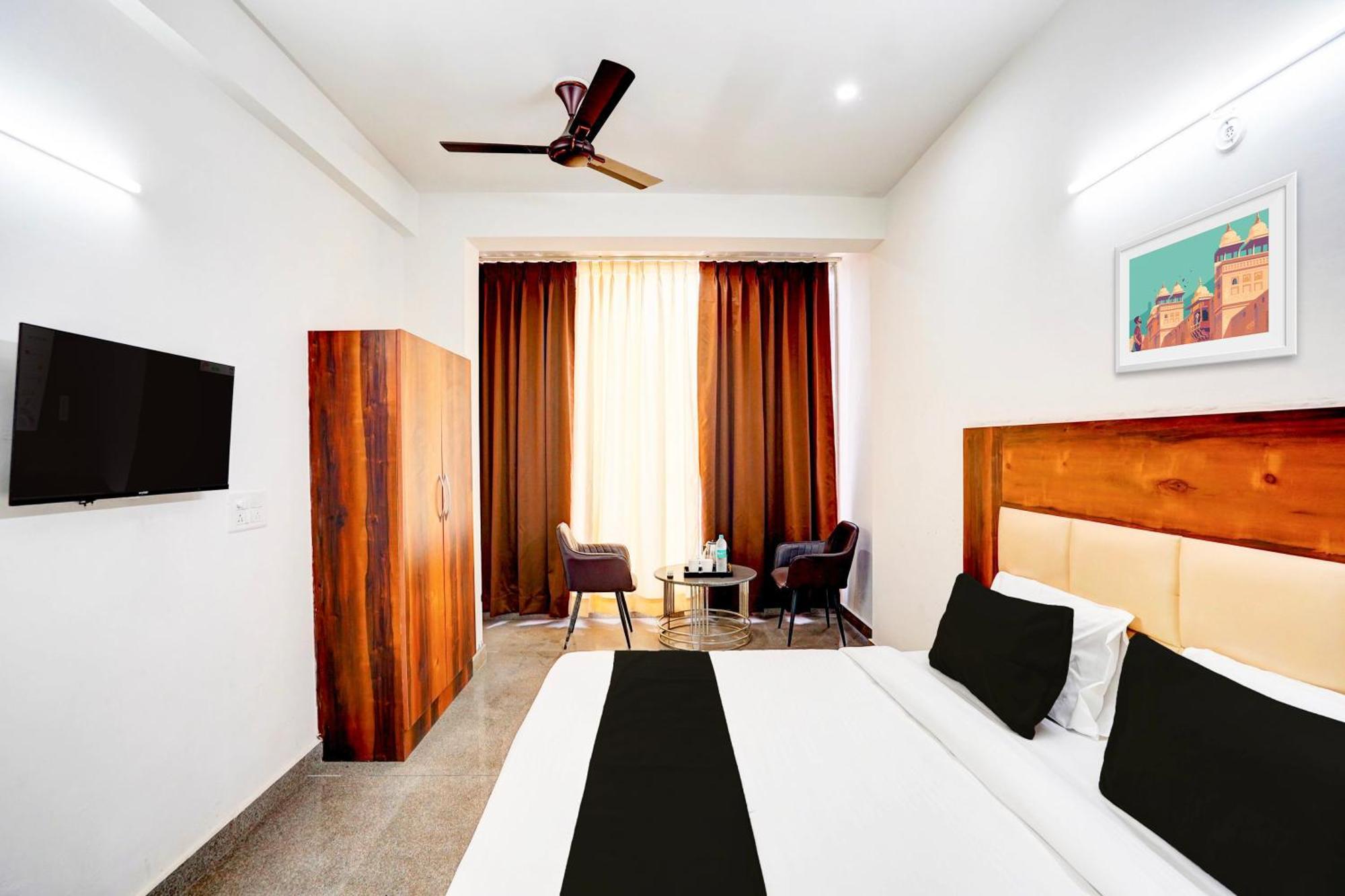 Hotel Collection O Apple Tree Noida Esterno foto