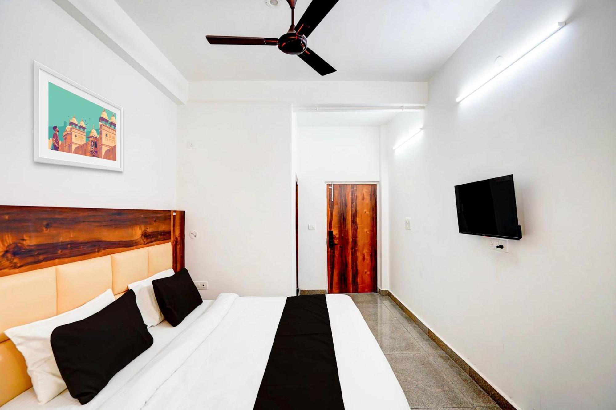 Hotel Collection O Apple Tree Noida Esterno foto