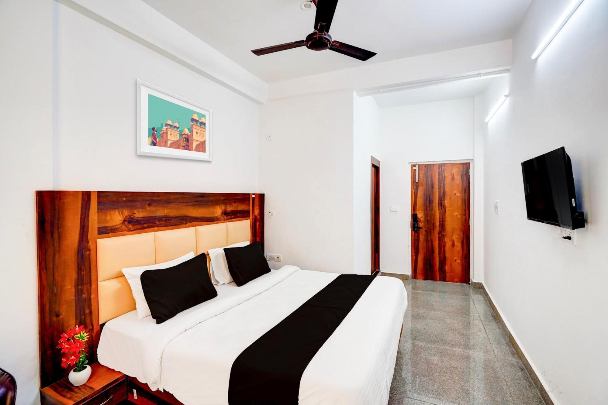 Hotel Collection O Apple Tree Noida Esterno foto