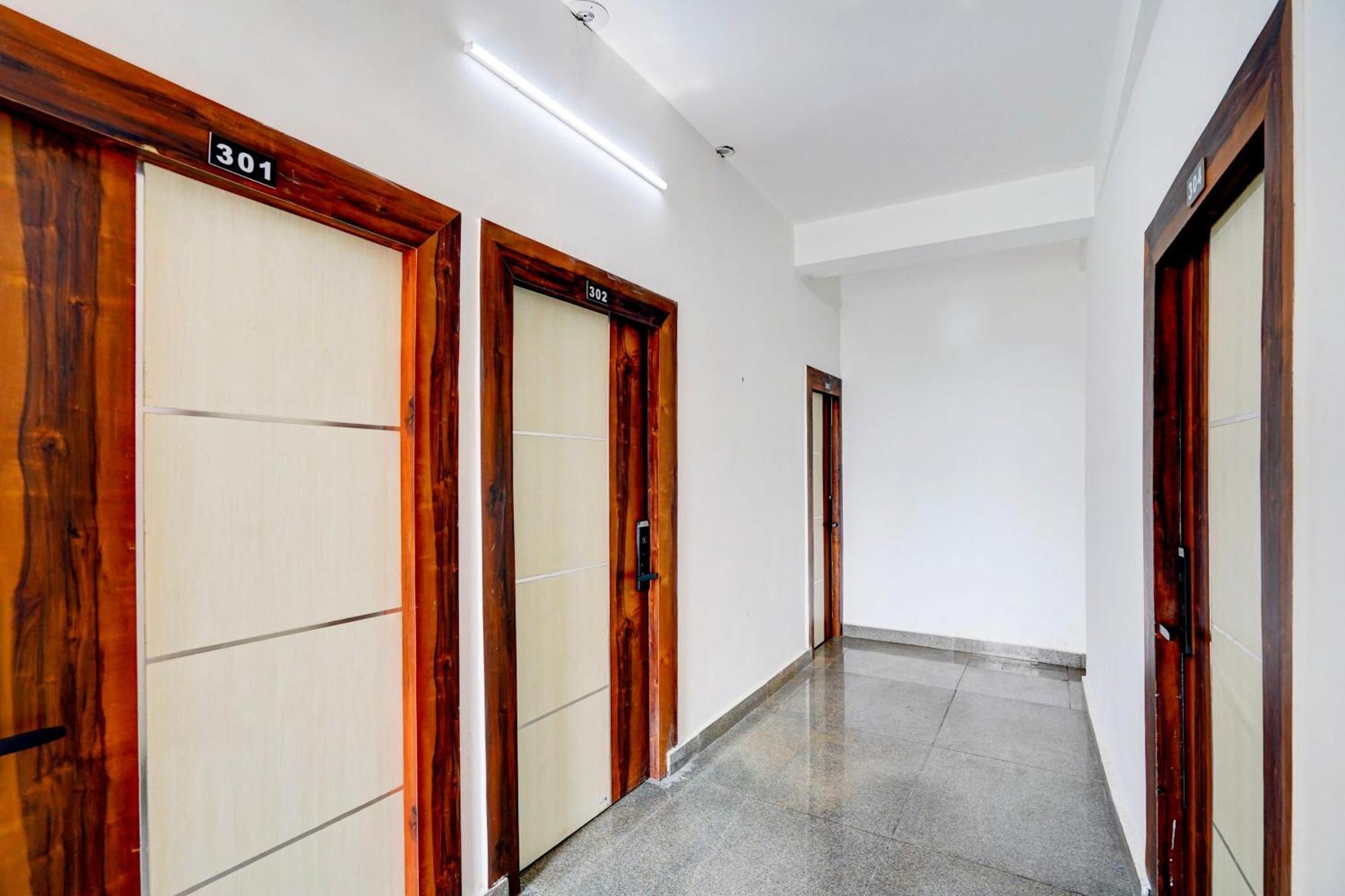 Hotel Collection O Apple Tree Noida Esterno foto