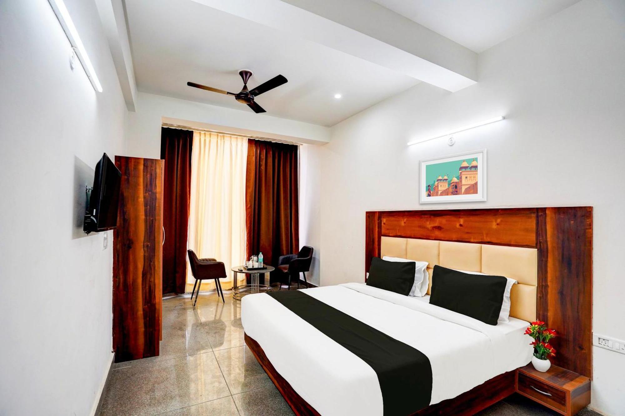 Hotel Collection O Apple Tree Noida Esterno foto