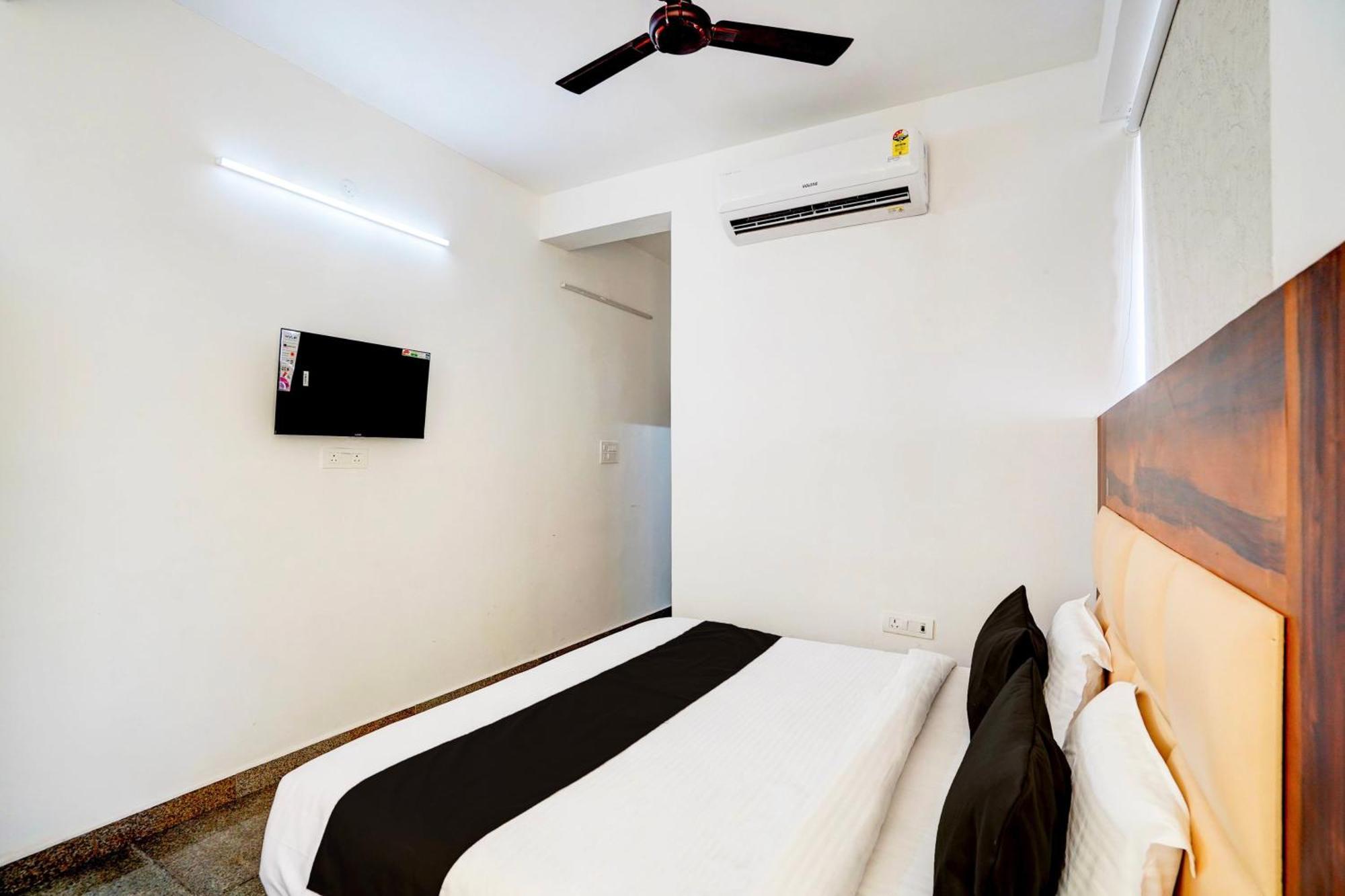 Hotel Collection O Apple Tree Noida Esterno foto
