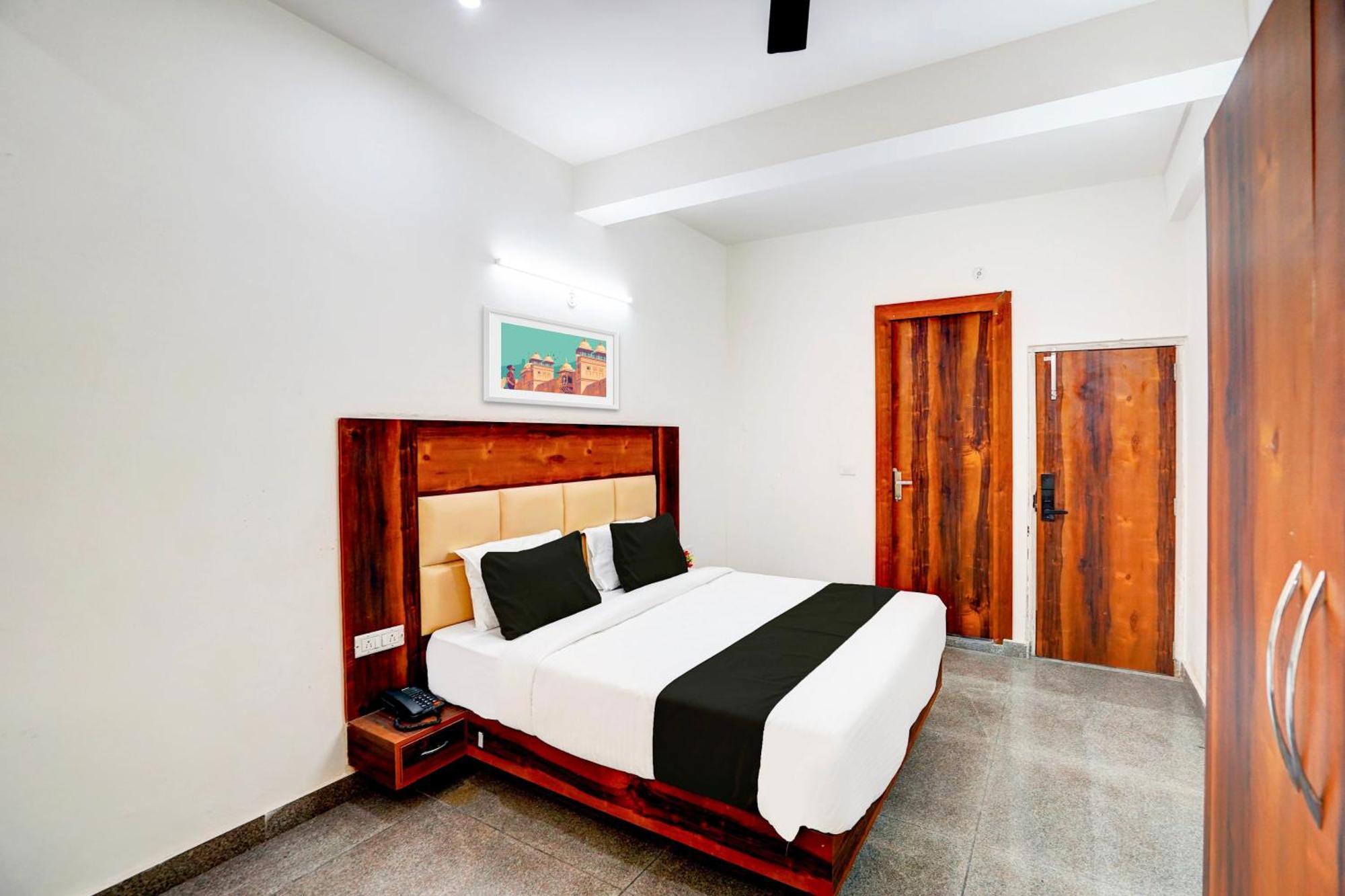 Hotel Collection O Apple Tree Noida Esterno foto