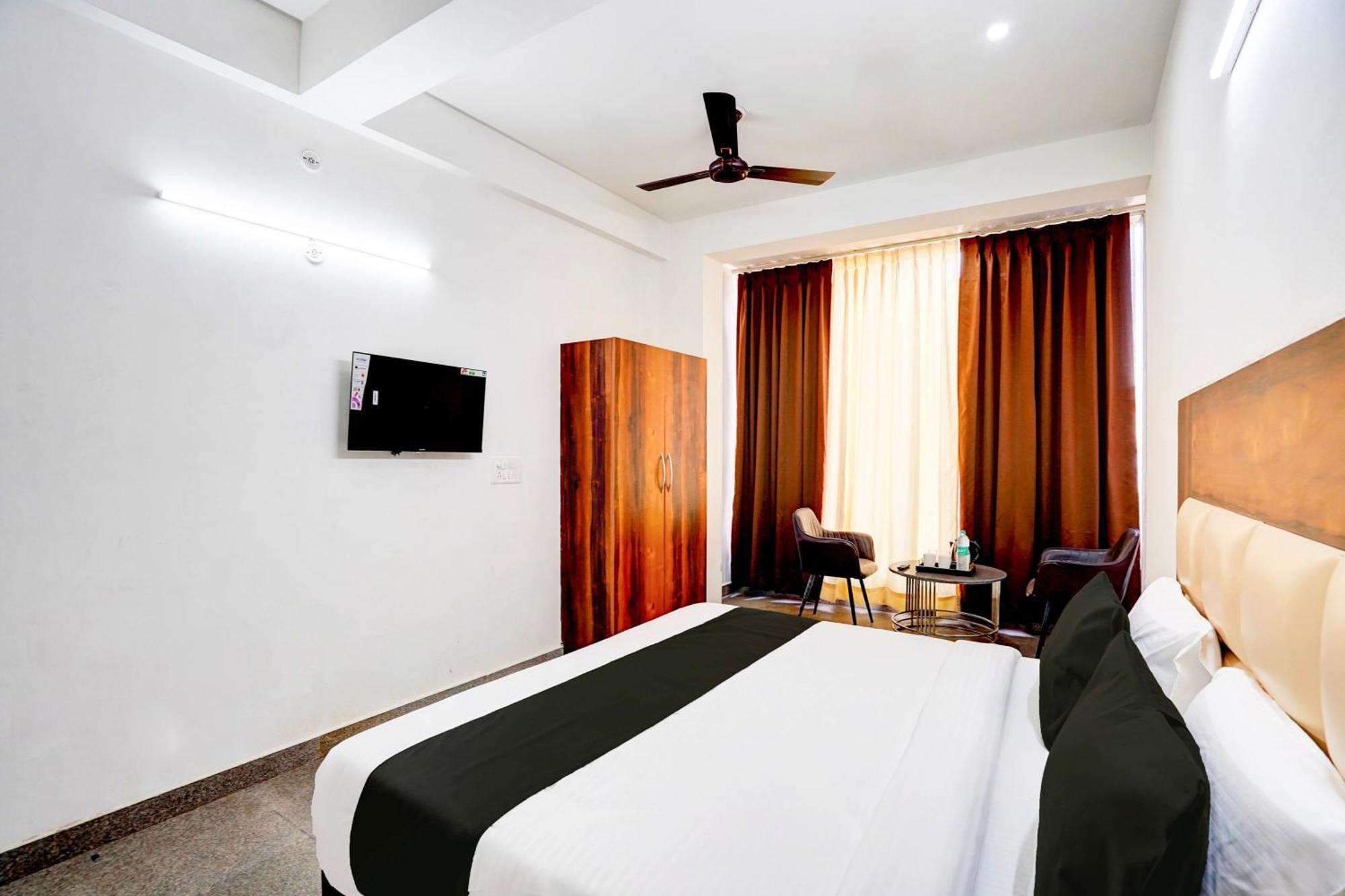Hotel Collection O Apple Tree Noida Esterno foto